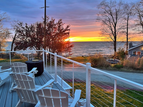 Renovated Family Lake House - 50' from Lake Erie shore - no cliff