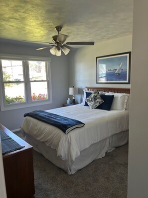 7 bedrooms, iron/ironing board, free WiFi, bed sheets - Renovated Family Lake House - 50' from Lake Erie shore - no cliff (North East)