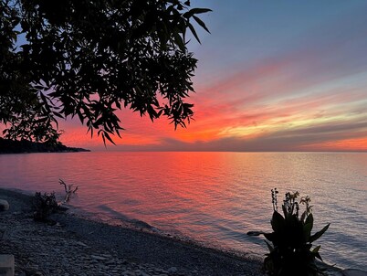 Renovated Family Lake House - 50' from Lake Erie shore - no cliff