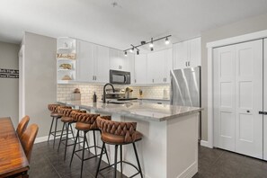 Fridge, microwave, oven, stovetop - Water`s Edge | Pool | Hot Tub | Pets | Ground LVL (Invermere)