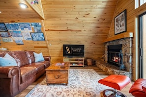 Smart TV, fireplace, books - Little Bear Lodge | Slope-Side | A-Frame | Hot Tub (Panorama)
