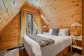 4 bedrooms, desk, travel crib, free WiFi