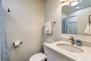 Hair dryer, towels, soap, shampoo - Homey 2BR Queen Beds in Little Rock! Ideal Location with AC, WIFI (Little Rock)