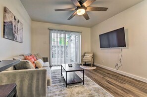 Living area - Homey 2BR Queen Beds in Little Rock! Ideal Location with AC, WIFI (Little Rock)