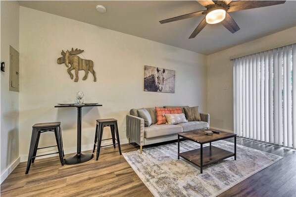 Living area - Homey 2BR Queen Beds in Little Rock! Ideal Location with AC, WIFI (Little Rock)