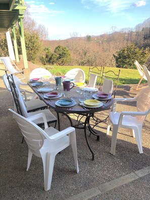 Outdoor dining - House, exceptional environment, 7 bedrooms, Urrugne, 7 mn from st Jean de Luz (Urrugne)