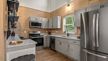 Een koelkast, een magnetron, een oven, een kookplaat