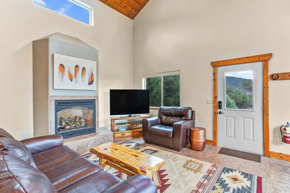 Televisión y chimenea 