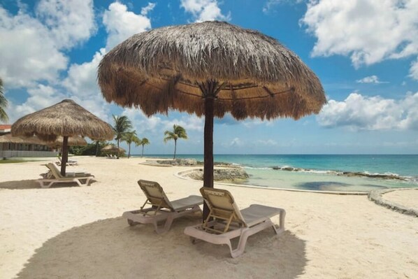 Plage à proximité, chaises longues, serviettes de plage