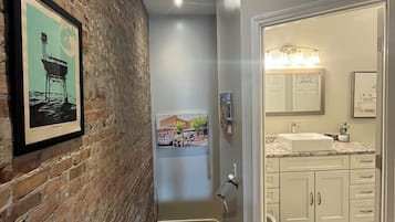 Boblebad, hårføner, bidé og håndklær