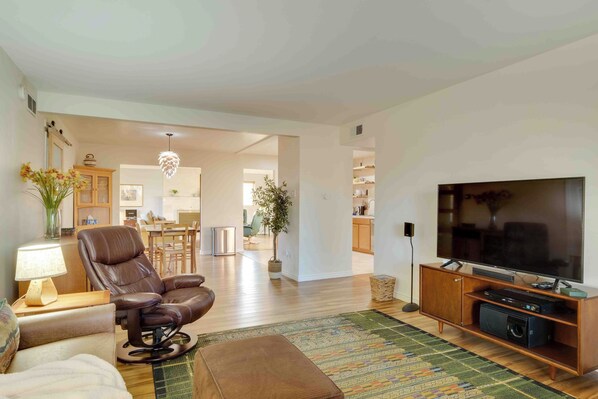 TV - Modern 3BR Retreat Close to Anschutz & Denver Airport (Aurora)