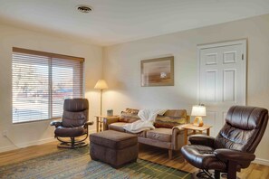 TV - Modern 3BR Retreat Close to Anschutz & Denver Airport (Aurora)