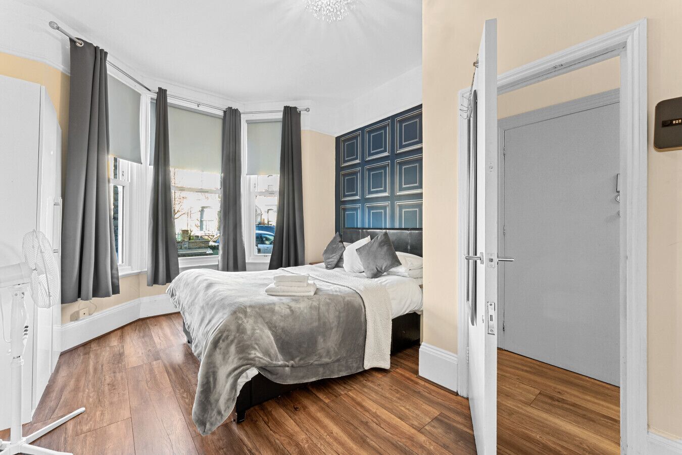 3 Schlafzimmer, Schreibtisch, Bügeleisen/Bügelbrett, WLAN