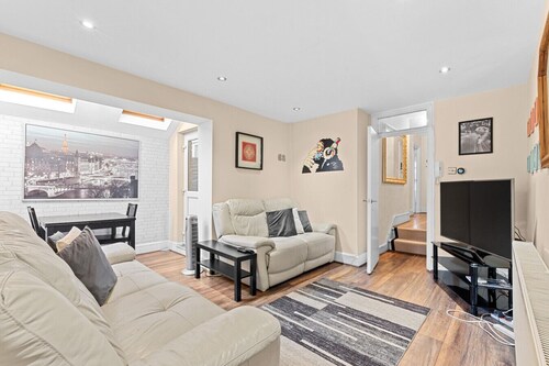 Beautiful 3 Bedroom Apartment Near Central London.