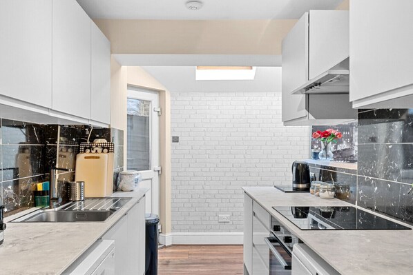 Kjøleskap, mikrobølgeovn, ovn og kokeplater