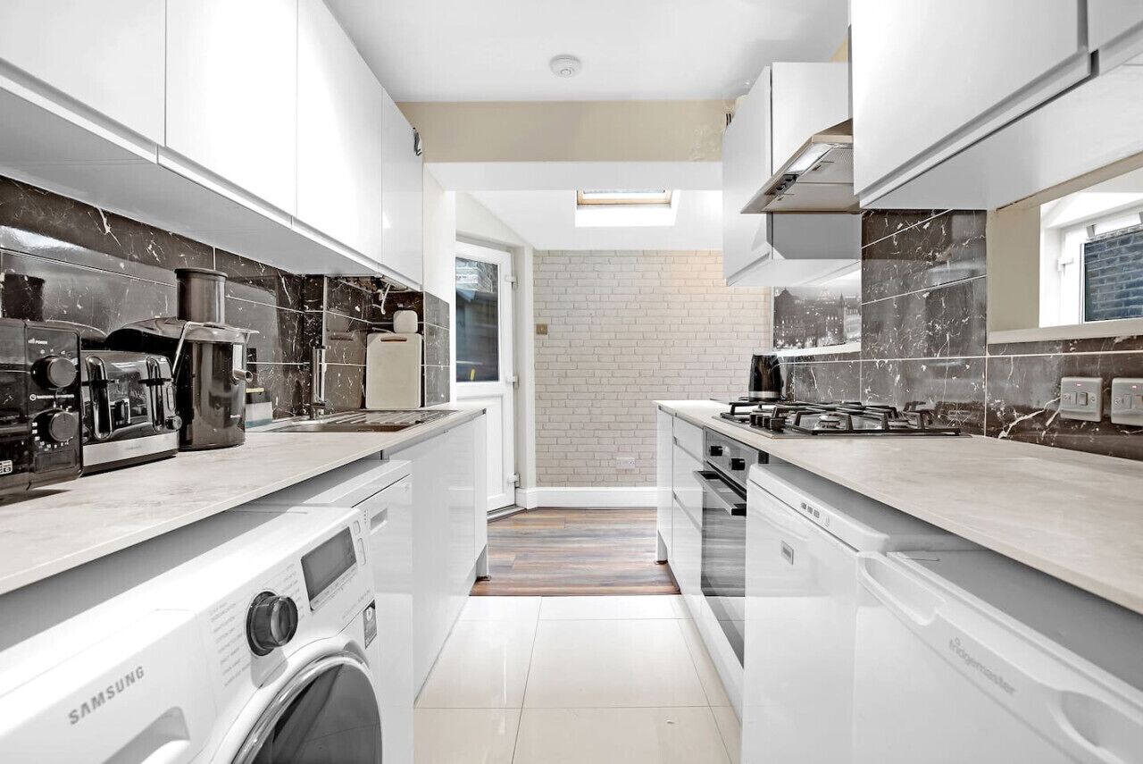 Jääkaappi, mikroaaltouuni, uuni, liesi