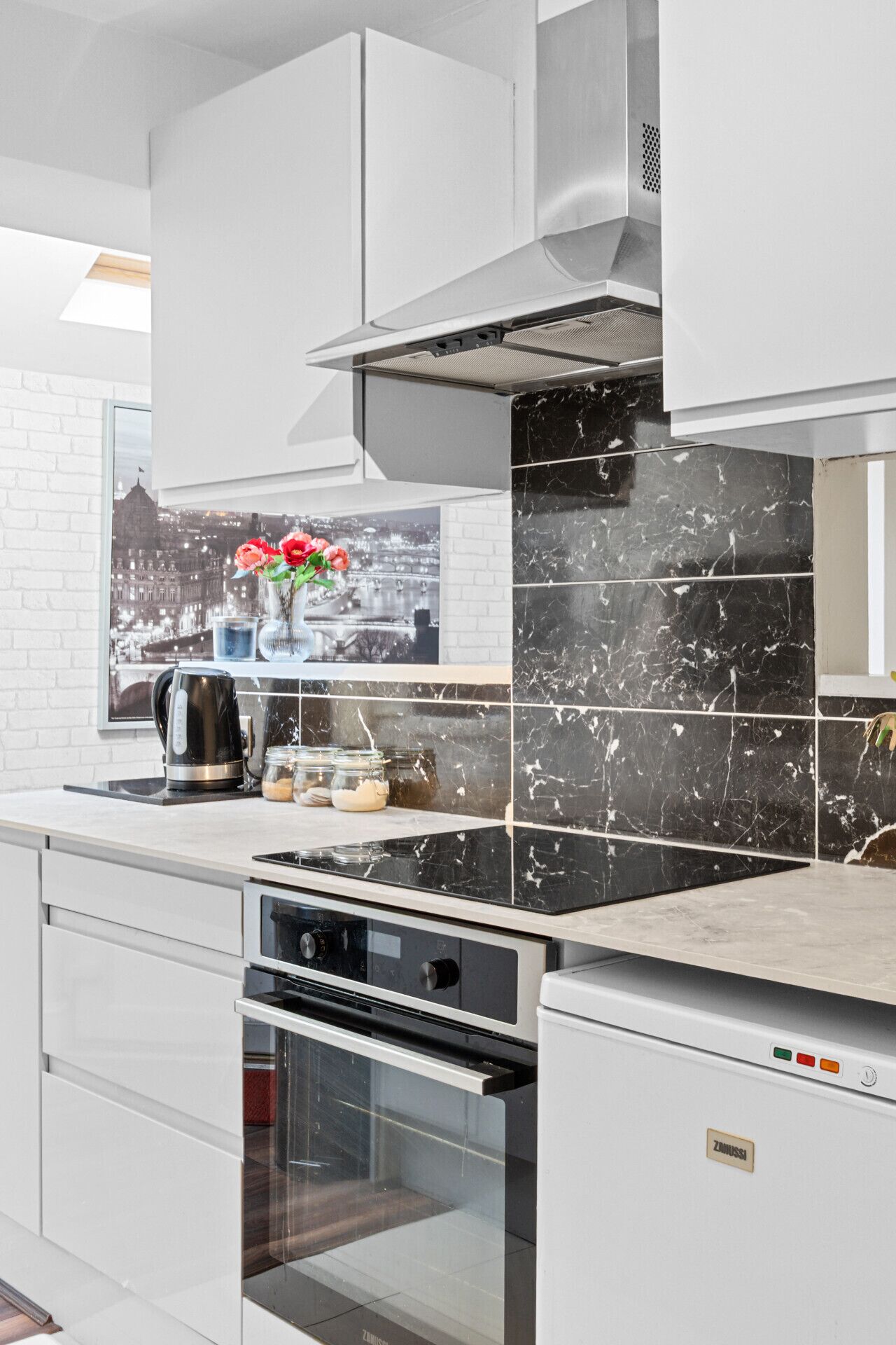 Kjøleskap, mikrobølgeovn, ovn og kokeplater