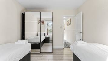 4 bedrooms, desk, iron/ironing board, WiFi