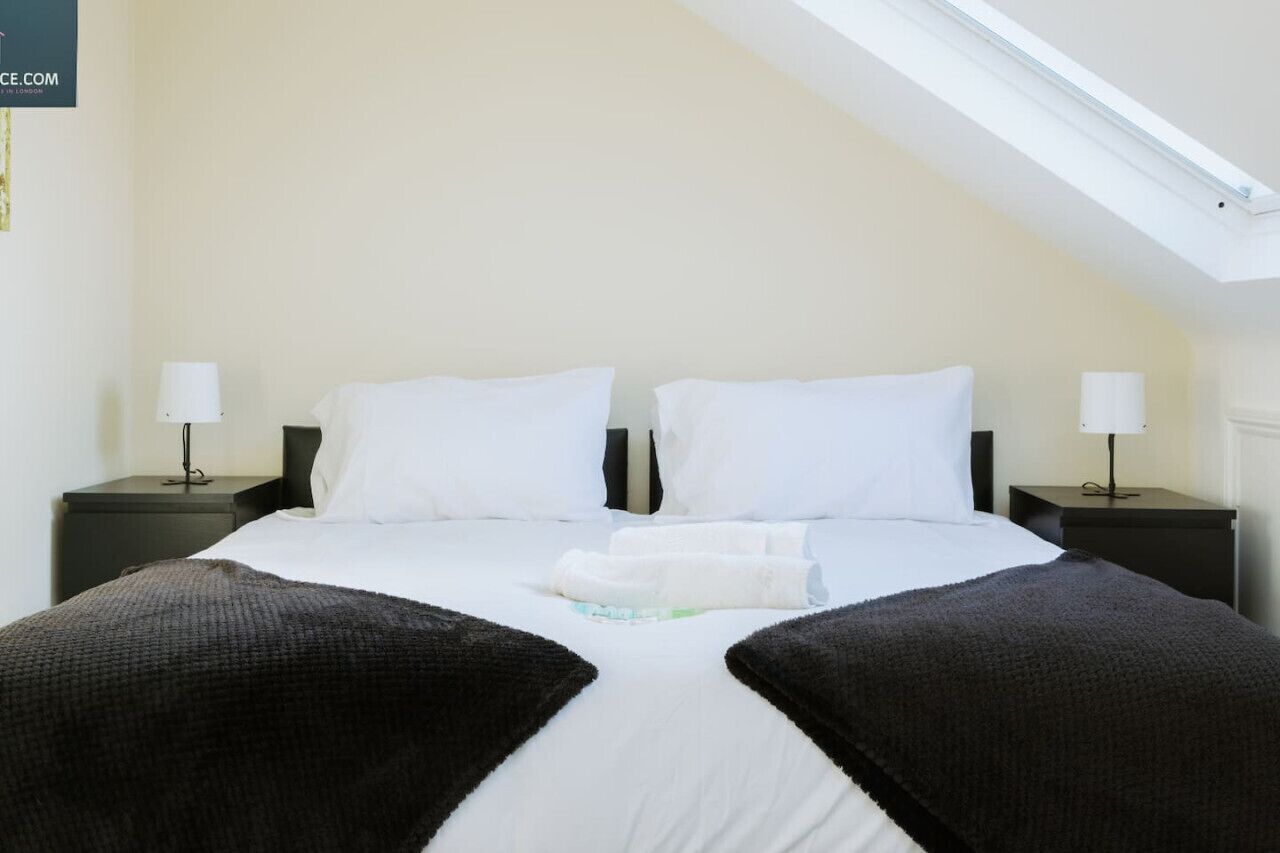 4 bedrooms, desk, iron/ironing board, WiFi