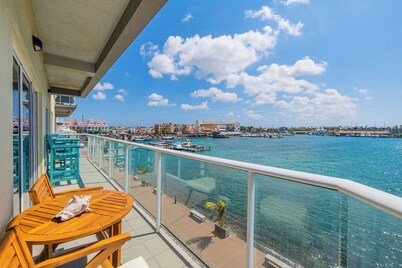 Large ocean front corner unit w extra sleeping area.