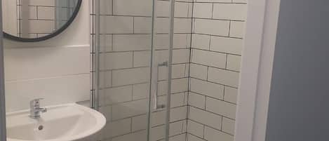 Casa | Baño | Regadera y toallas