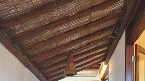 A hammock under a wooden ceiling, a table, and a window with curtains. - Casa Aberta (Itacaré)