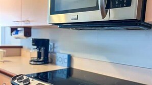 Kaffetrakter/tekoker, kjøleskap, mikrobølgeovn og ovn