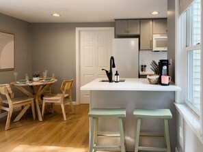 Réfrigérateur, four à micro-ondes, un four, surface de cuisson