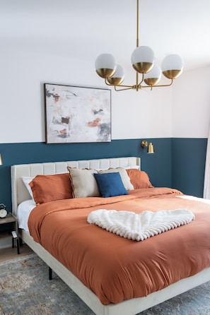 4 bedrooms, iron/ironing board, WiFi, bed sheets