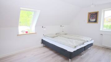 3 habitaciones, tabla de planchar con plancha, wifi y ropa de cama