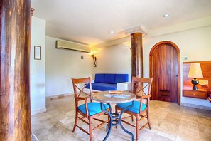 Luxury-Zimmer | Wohnbereich | 32-Zoll-Flachbildfernseher mit Satellitenempfang