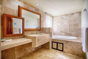 Luxury Room | Bathroom | Shower, towels, soap, toilet paper - Hotel Garza Canela (San Blas)