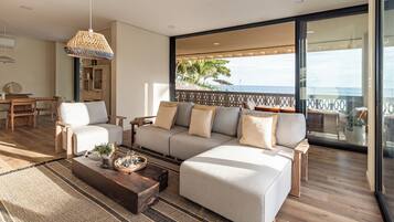 Exclusive Apartment, Ocean View | Living room