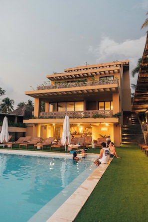 Outdoor pool - Wave House (Chiltiupan)