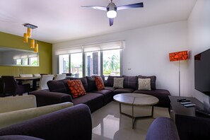 TV - Apartment with private pool, stunning views and modern amenities (Playa del Carmen)