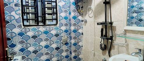 Bidet, serviettes fournies, savon, papier toilette