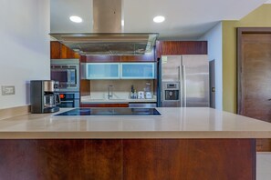 Een koelkast, een magnetron, een oven, een kookplaat