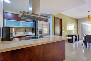 Fridge, microwave, oven, stovetop - Modern apartment in Playa del Carmen with pool, fitness room  &  AC (Playa del Carmen)
