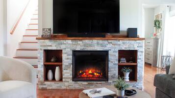 Smart TV, fireplace