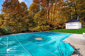 Property grounds - Ski-in/ski-out condo w/ mountain views, balcony, wifi, TV, pool (Warren)