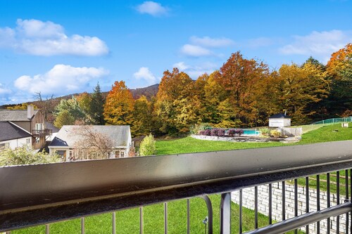 Ski-in/ski-out condo w/ mountain views, balcony, wifi, TV, pool