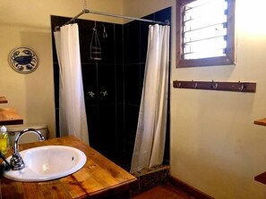 Hiustenkuivaaja, pyyhkeet, sampoo, vessapaperi