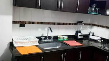 Basic Double Room | Shared kitchen | Mini-fridge, stovetop, blender, cookware/dishes/utensils