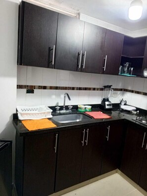 Dobbeltrom – basic | Delt kjøkken | Minikjøleskap, kokeplater, hurtigmikser og kjøkkenutstyr