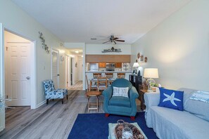 Una televisión, un reproductor de DVD, una oficina