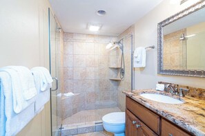 シャワー、ヘアドライヤー、タオル