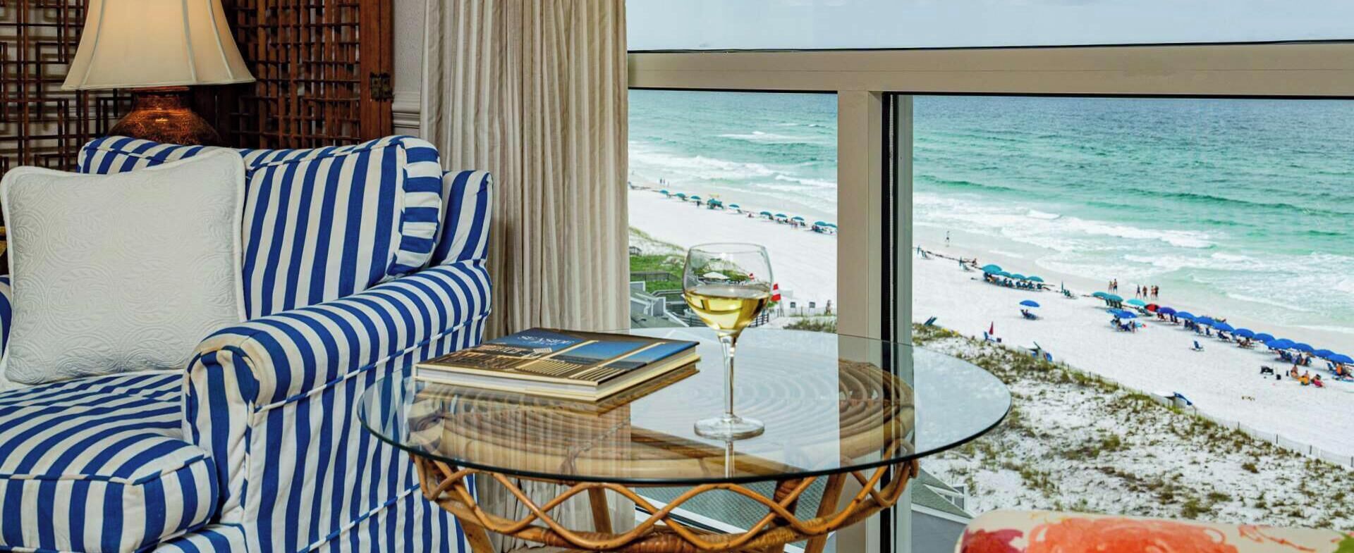 Una televisión, un reproductor de DVD, una oficina