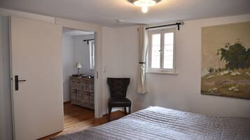 2 Schlafzimmer, Reisekinderbett, kostenloses WLAN, Bettwäsche