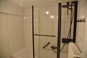 Hårtørrer, håndklæder, Sæbe, Toiletpapir