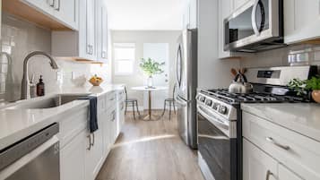 Appartement, 1 chambre | Cuisine privée | Grand réfrigérateur, cafetiÚre/bouilloire, bouilloire électrique